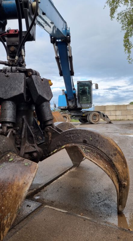 Umschlagbagger auf dem Schrottplatz von BERK Recycling